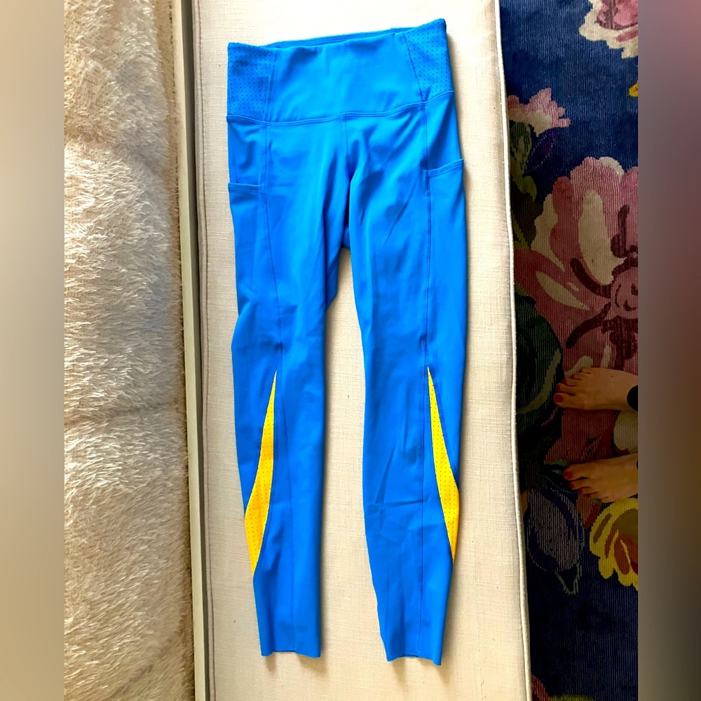 Never worn. Brooks women’s leggings size small.
